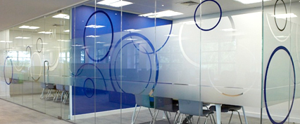 Instalación de vinilos glaseados de impresión para cristales de oficinas