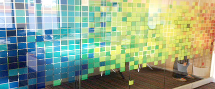 Instalación de vinilos glaseados de impresión para cristales de oficinas