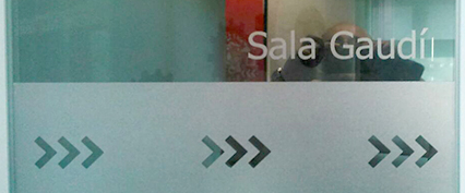 instalación vinilos acido glase para cristaleras y cristales de tiendas, comercios, ferias