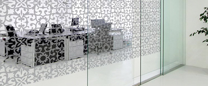 instalación vinilos acido glase para cristaleras y cristales de tiendas, comercios, ferias