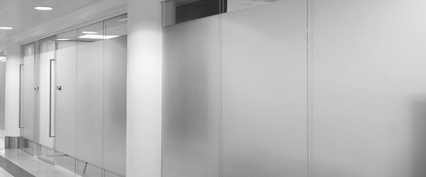 Instalación de vinilos glaseados de impresión para cristales de oficinas